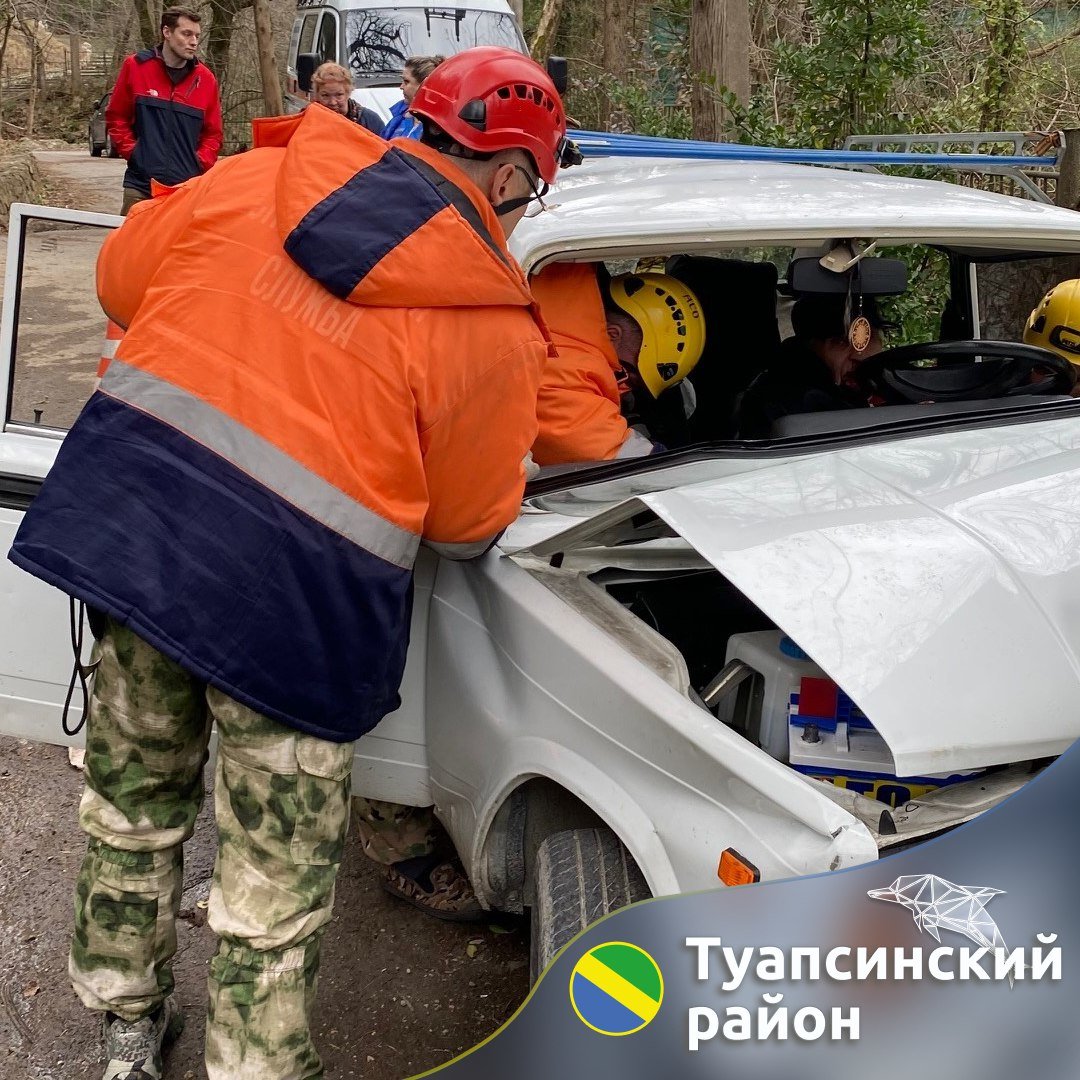 Кубанское информационное агентство – В Туапсе спасатели извлекли мужчину,  заблокированного в ВАЗ 2107 из - за ДТП